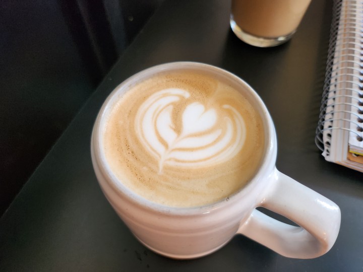 Foto di un cappuccino con sopra un cuore.