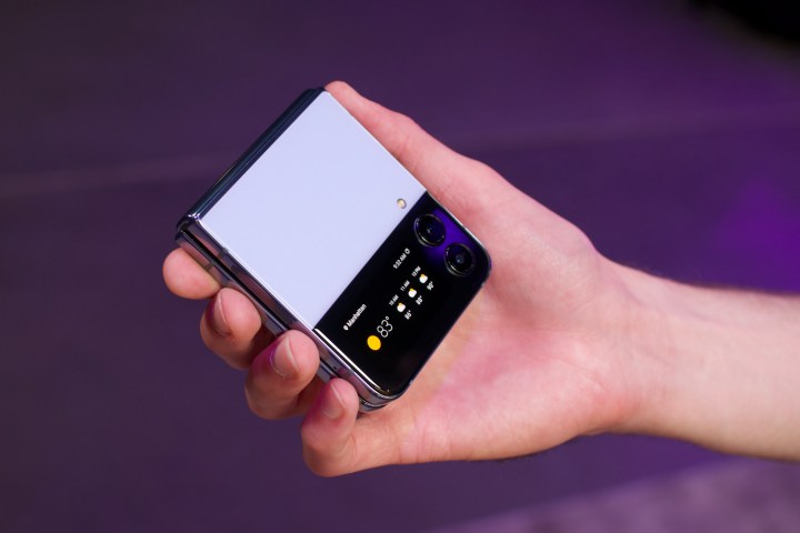 Une main tenant le Samsung Galaxy Z Flip 4.