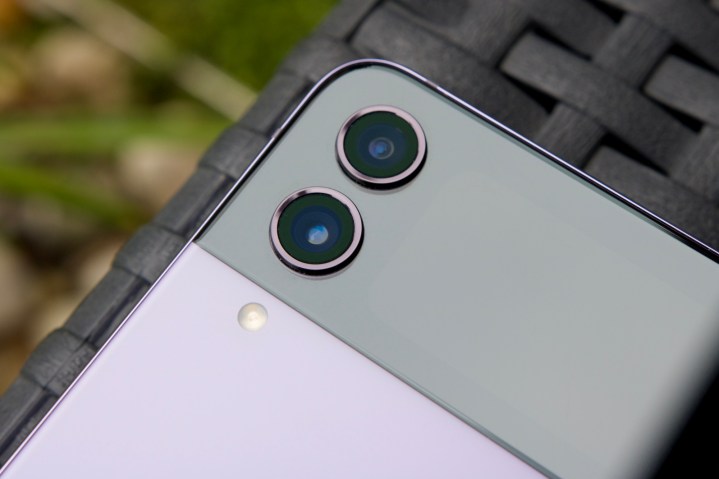 Una foto in primo piano delle fotocamere del Galaxy Z Flip 4.