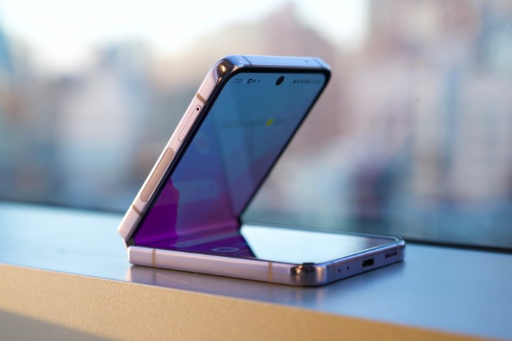 Samsung Galaxy Z Flip 4 روی طاقچه قرار دارد.