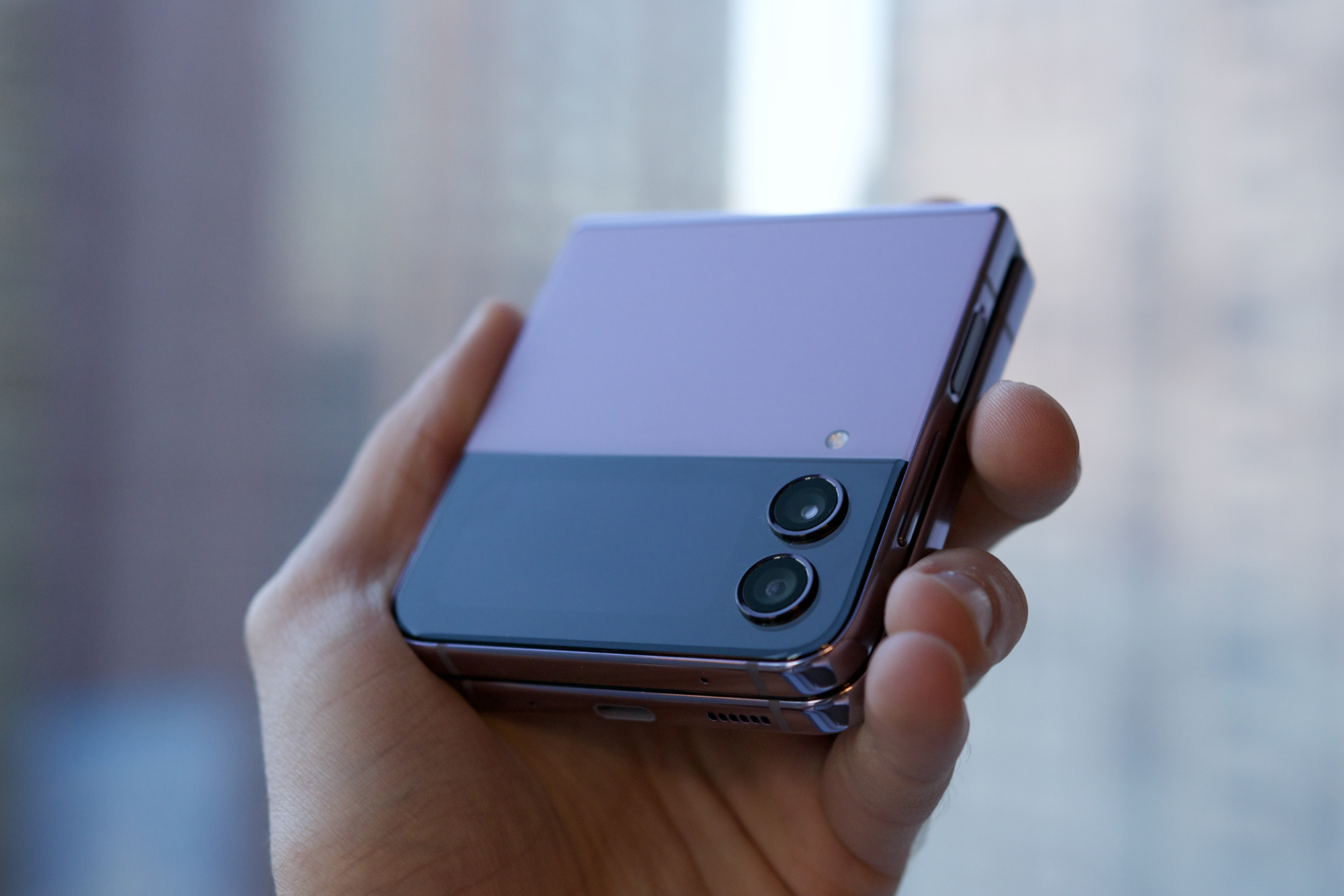 Does the Samsung Galaxy Z Flip 4 have an SD card slot? | Tech Reader
