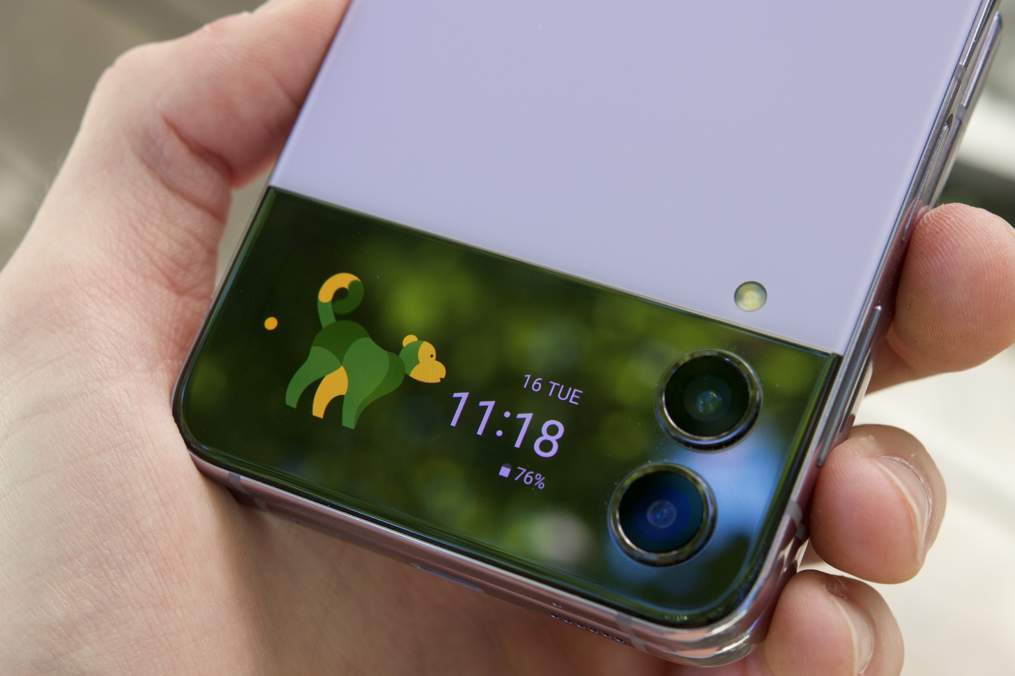 Is this our first real look at the Galaxy Z Flip 5 cover screen? - Vimarsana News