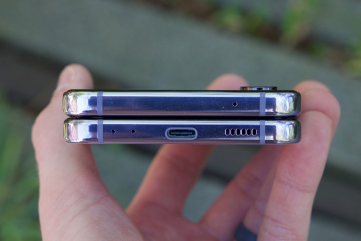 Il lato del Samsung Galaxy Z Flip 4.
