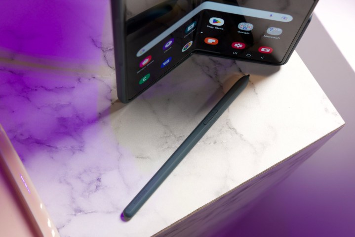 Samsung Galaxy Z Fold 4 com S Pen.