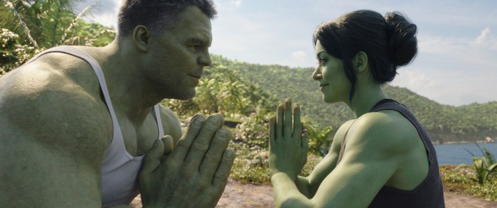 Bruce Banner e Jennifer Walters, Hulk e She-Hulk, meditam enquanto se encaram.