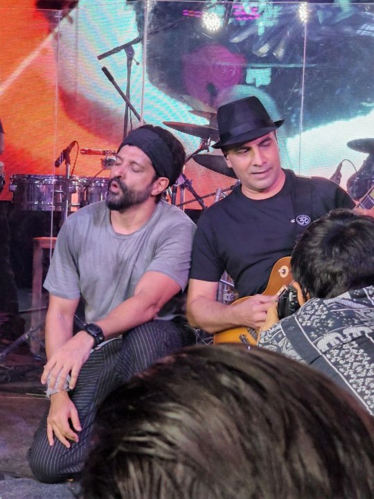 Farhan Akhtar con il chitarrista in un concerto