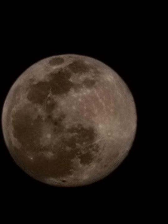 Foto di luna piena su Galaxy S22 Ultra