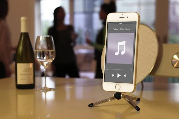 Imagen que muestra la base del iPhone junto a una copa de vino.
