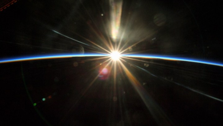 Un lever de soleil orbital vu de la station spatiale.