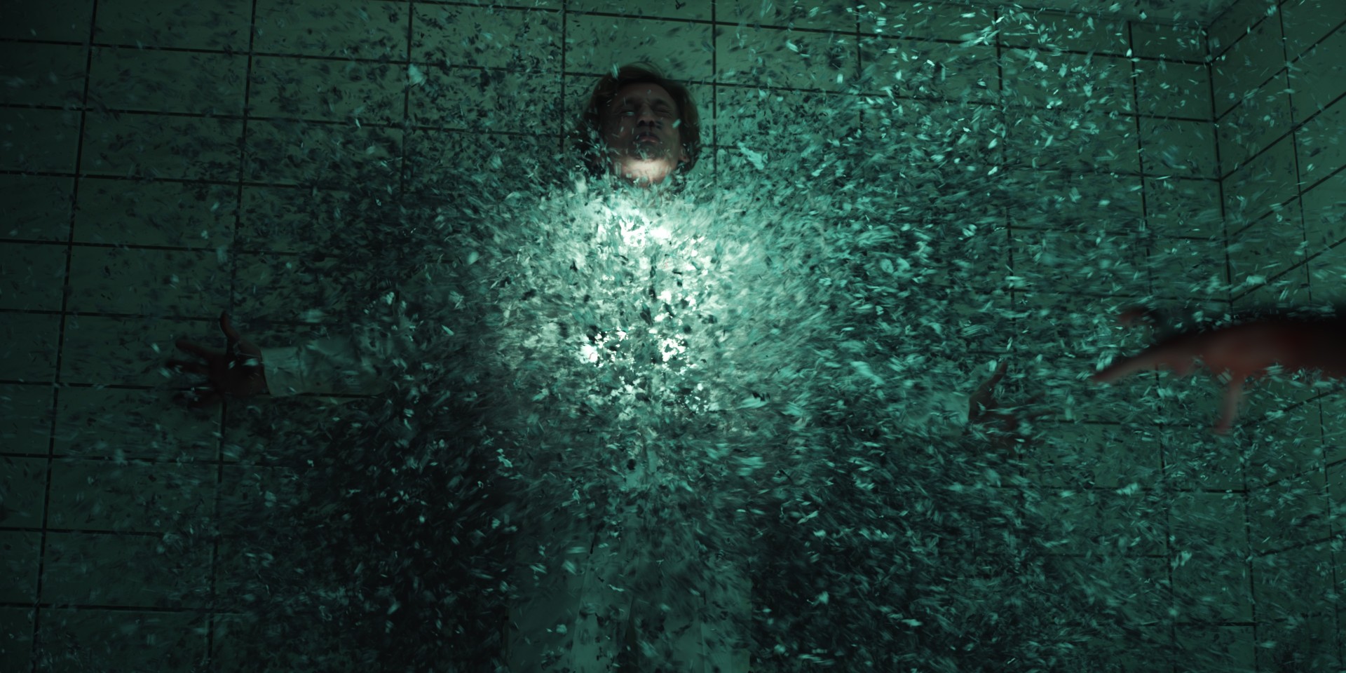 Uma fenda se forma no meio de um personagem que está encostado na parede em uma cena de Stranger Things.