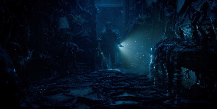 Uma foto VFX do interior de uma casa assustadora da quarta temporada de Stranger Things.