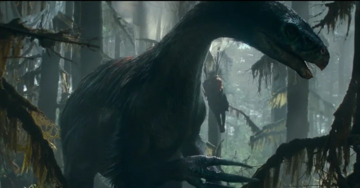 Um terizinossauro caça na floresta em uma cena de Jurassic World Dominion.