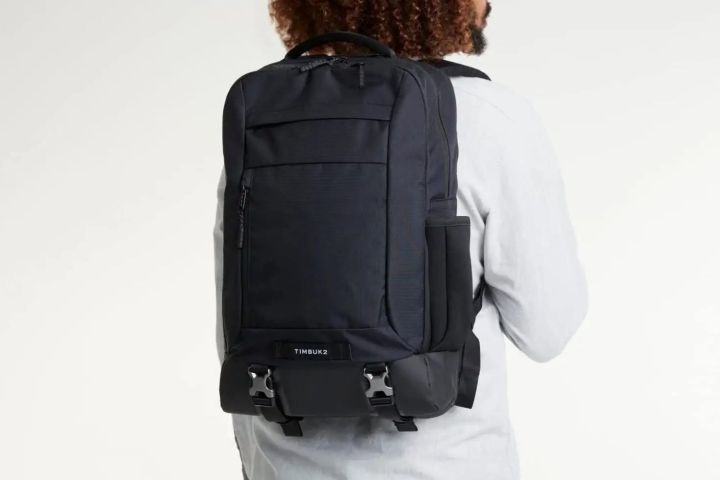 A woman carrying the Timbuk2 Authority on her back. 
