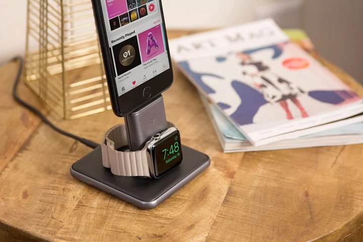 Soporte de iPhone y Apple Watch en el escritorio con revistas.