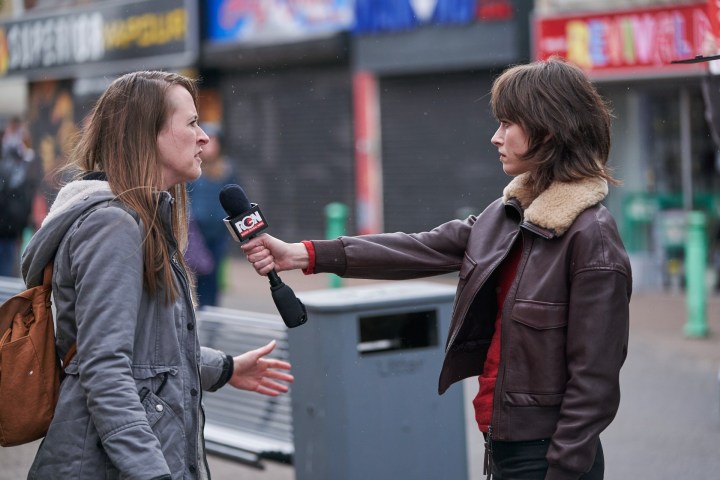 Uma mulher entrevista outra mulher do lado de fora em A Guerra Não Declarada.