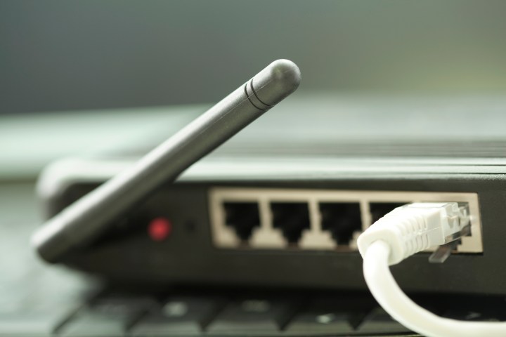 Un router Wi-Fi con un cable ethernet conectado.