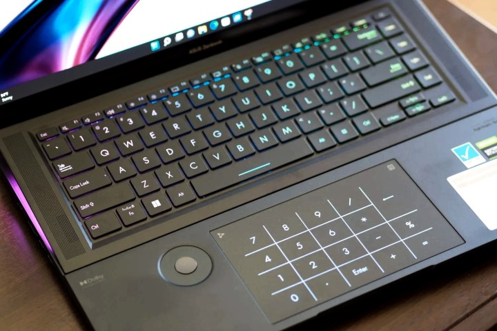 Asus ZenBook Pro 16X vista dall'alto verso il basso che mostra tastiera e touchpad.