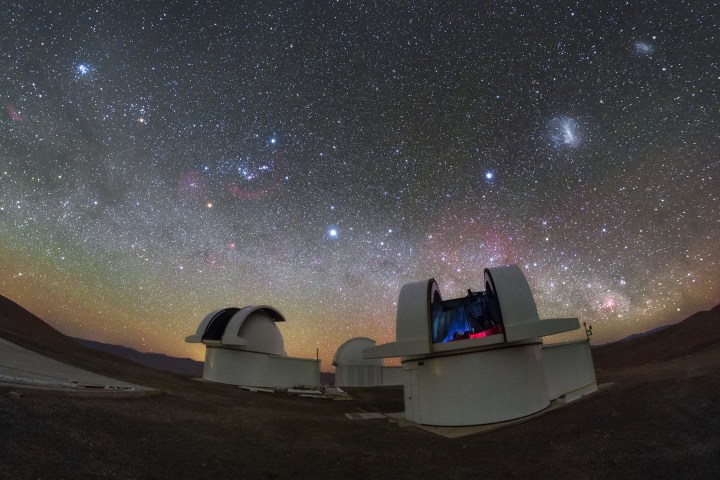 Los telescopios del Observatorio Austral SPECULOOS contemplan el impresionante cielo nocturno sobre el desierto de Atacama, Chile.