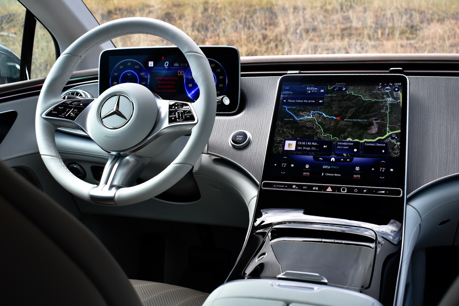 Интерьер седана Mercedes-Benz EQE 2023 года выпуска.