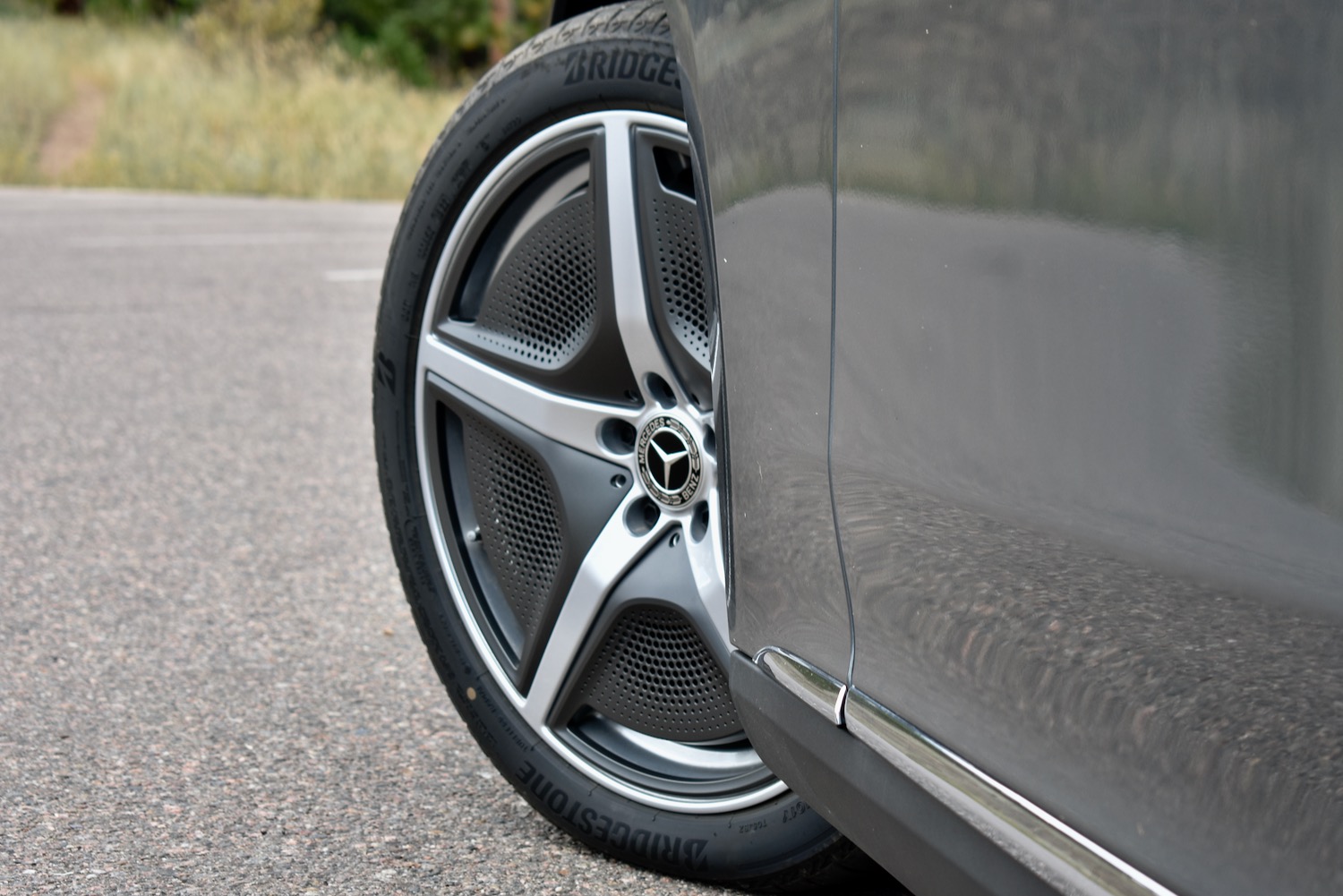 Переднее колесо седана Mercedes-Benz EQE 2023 года выпуска.
