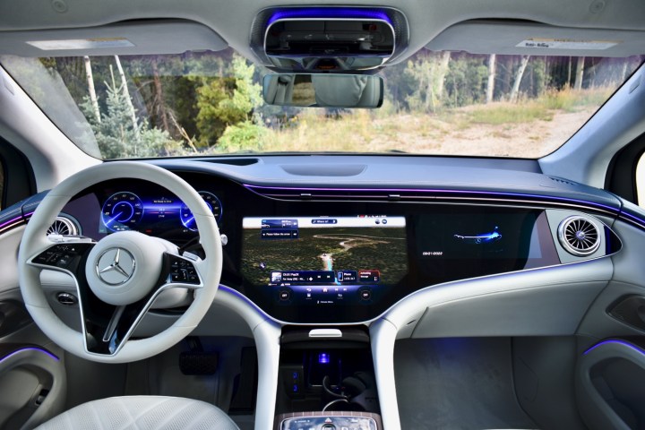 Приборная панель внедорожника Mercedes-Benz EQS 2023 года выпуска.