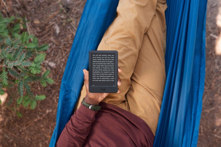 Новый Kindle от Amazon 2022 года поставляется с темным режимом.