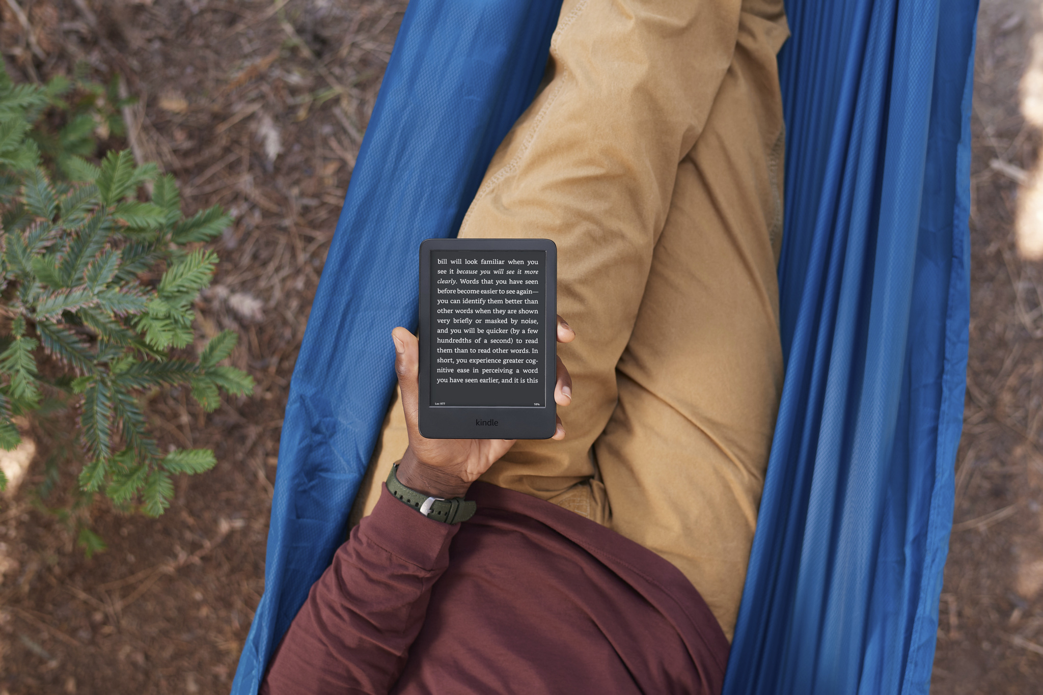 O novo Kindle da Amazon para 2022 vem com um modo escuro.