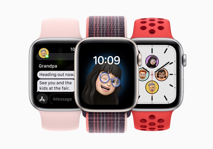 Tre Apple Watch Series 8 che mostrano le opzioni di configurazione della famiglia.