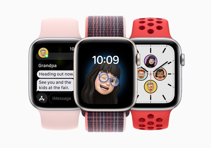 Trois Apple Watch Series 8 affichant les options de configuration familiale.
