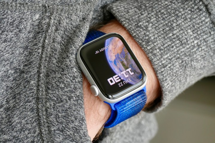 L’Apple Watch SE 2 au poignet d’un homme.