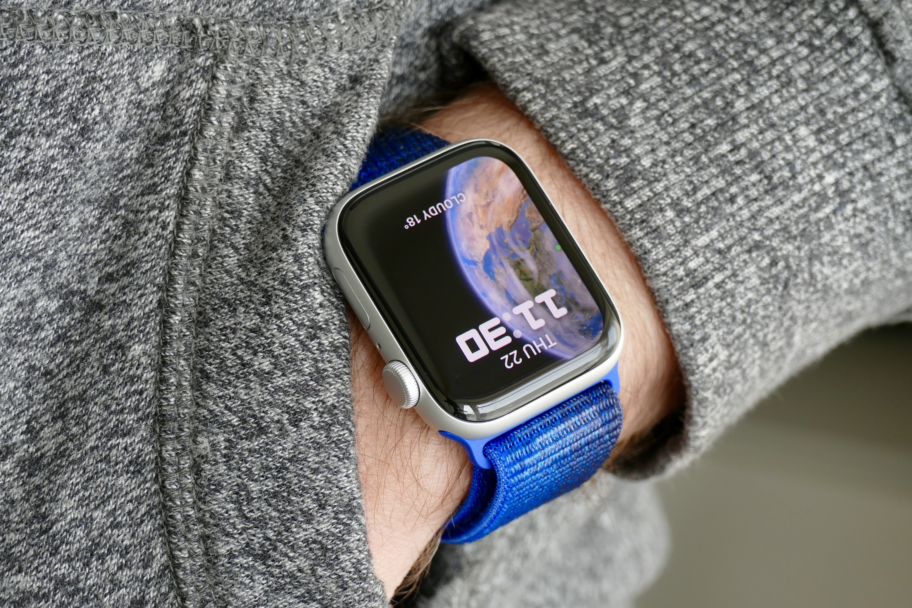 O Apple Watch SE 2 no pulso de um homem.