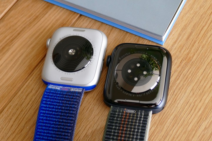 Diferencoj de la dorso inter Apple Watch SE 2 kaj Apple Watch Series 8.
