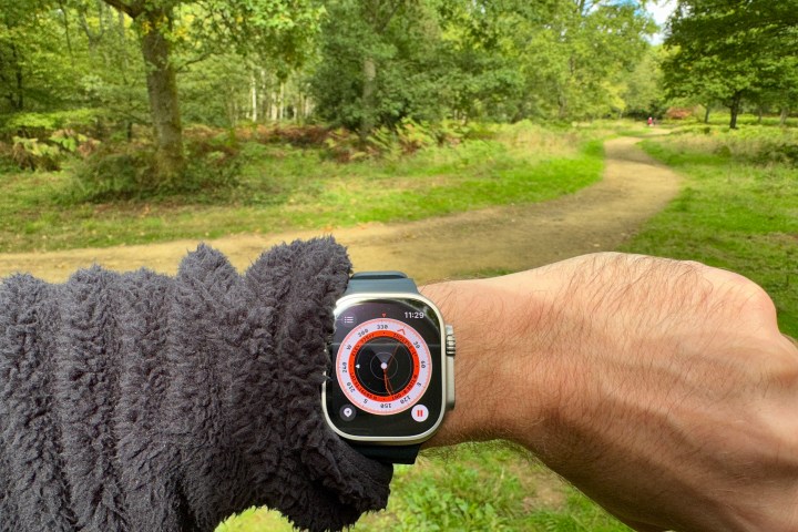 Back Track che mostra la direzione per camminare sull'Apple Watch Ultra.