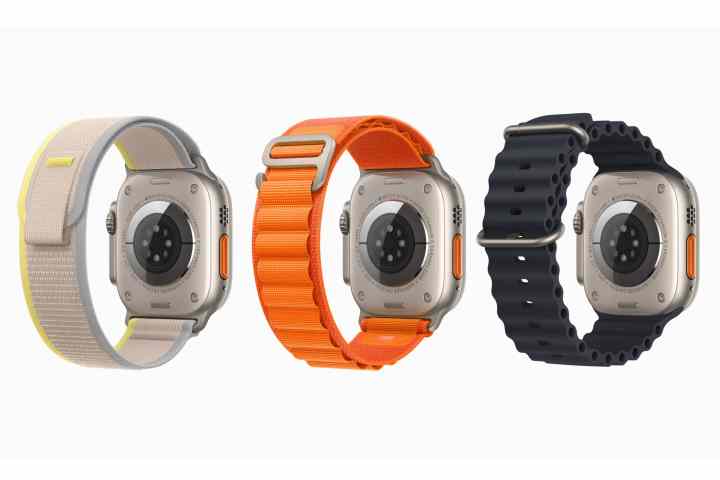 Tre dispositivi Apple Watch Ultra che mostrano le bande Alpine Loop, Trail Loop e Ocean.