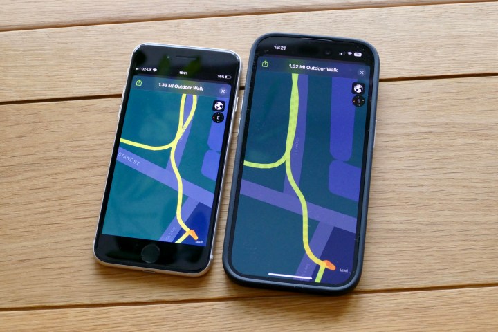 Dati della mappa GPS da un Apple Watch Ultra e da Apple Watch Series 8 mostrati su un iPhone 14 Pro e iPhone SE 2022.