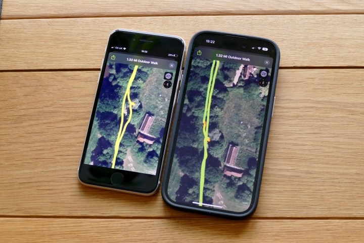 GPS žemėlapio duomenys iš Apple Watch Ultra ir Apple Watch Series 8, rodomi iPhone 14 Pro ir iPhone SE 2022.