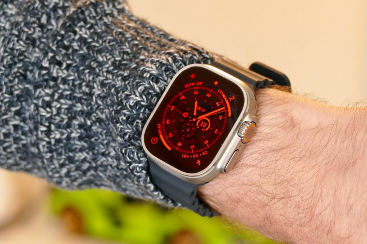 Modo noturno no mostrador do relógio Wayfinder do Apple Watch Ultra.
