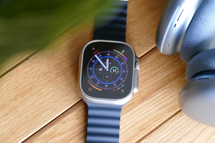 O Apple Watch Ultra com mostrador de relógio Wayfinder.
