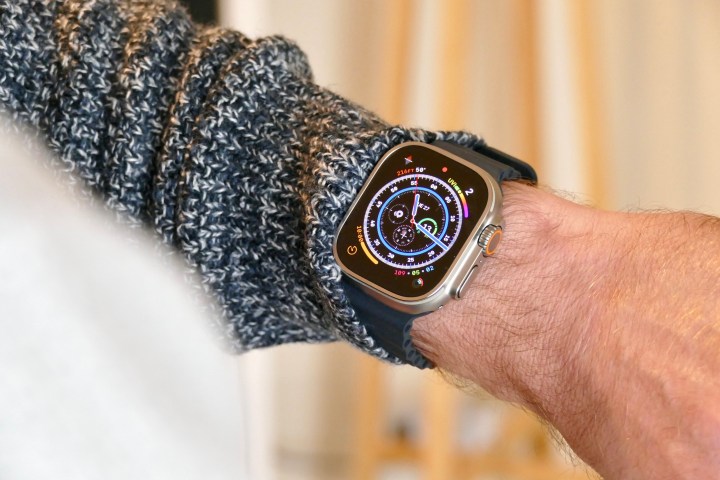 Apple Watch Ultra با صفحه Wayfinder روی مچ مردانه.