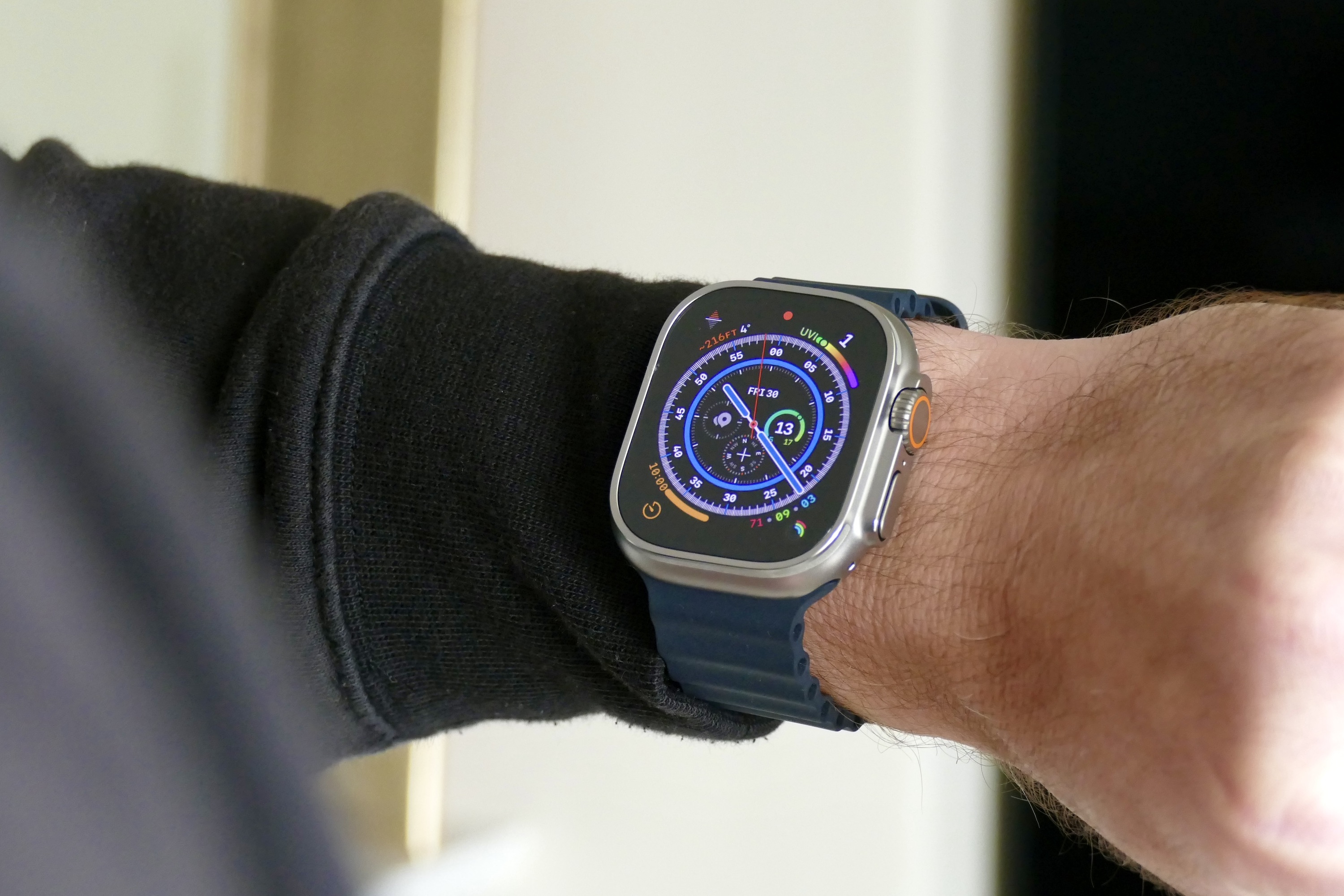 Bir erkeğin bileğine takılan Apple Watch Ultra.