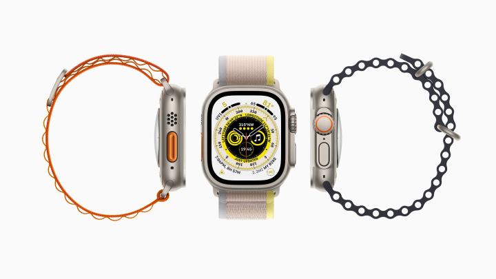 Apple Watch Ultra'nın önden ve iki yandan görünümü.