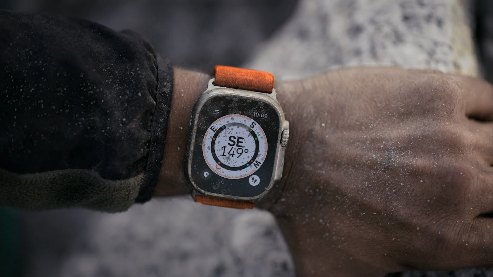 O pulso de uma pessoa mostrando o Apple Watch Ultra e seu modo de bússola.