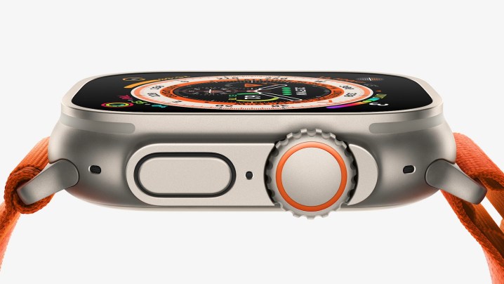 Um close da coroa na lateral do Apple Watch Ultra.