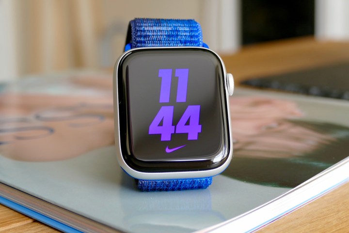 The Apple Watch SE 2 with Nike Bounce watch face.