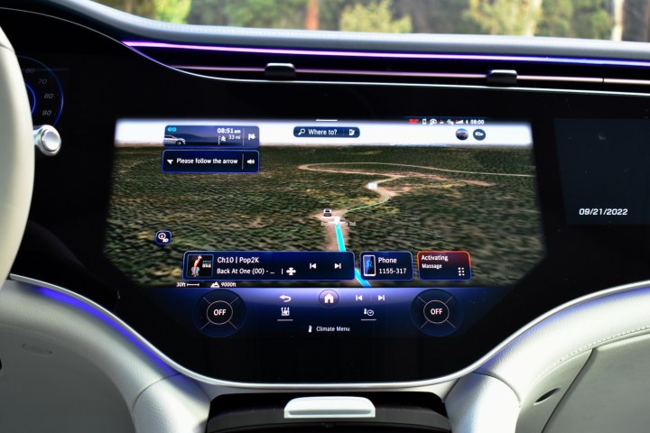 Главный сенсорный экран внедорожника Mercedes-Benz EQS в 2023 году.