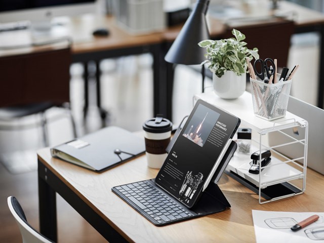 Estojo de teclado ESR Ascend Lite na mesa com o iPad conectado.