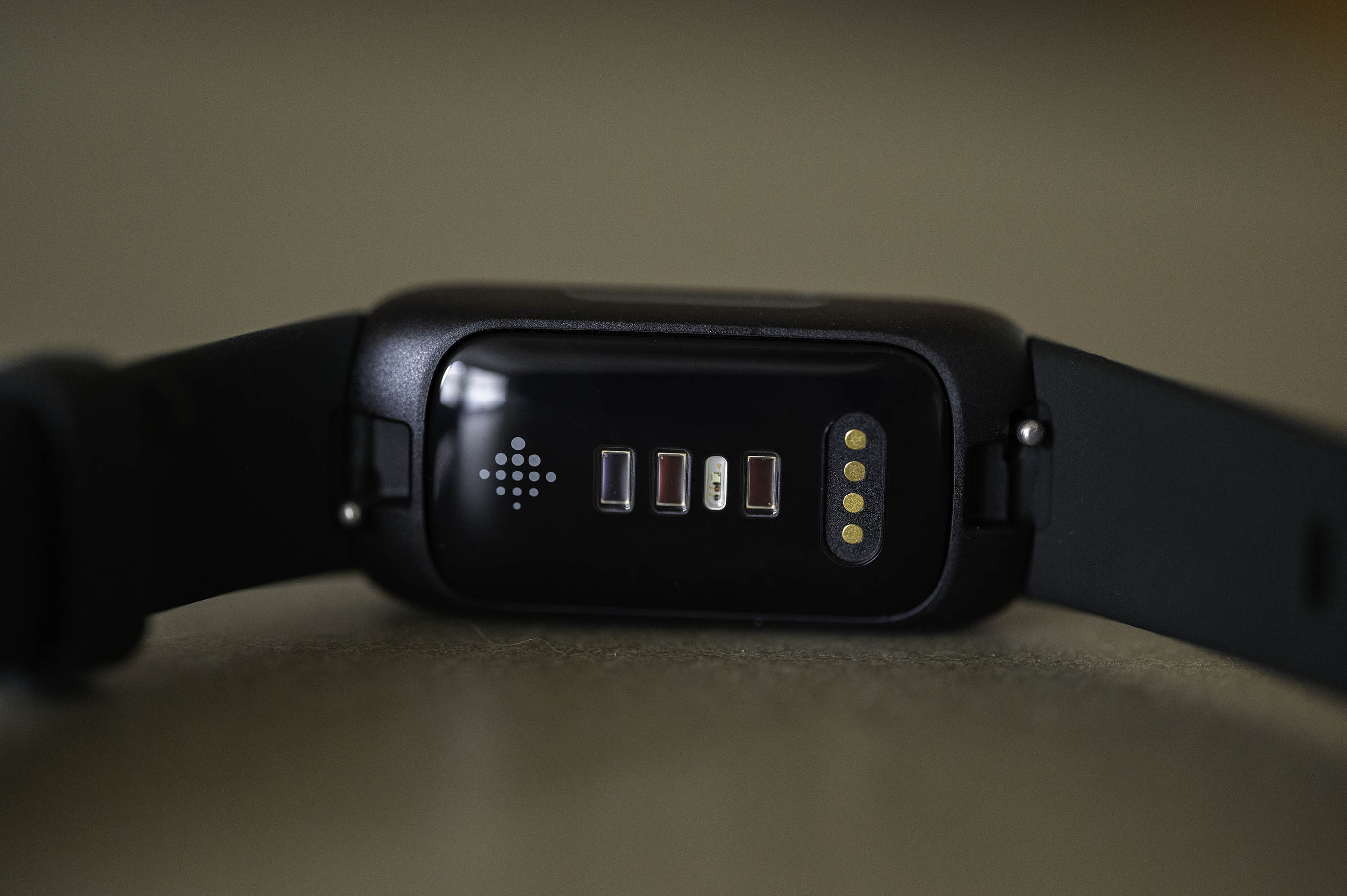 A matriz de sensores do Fitbit Inspire 3.