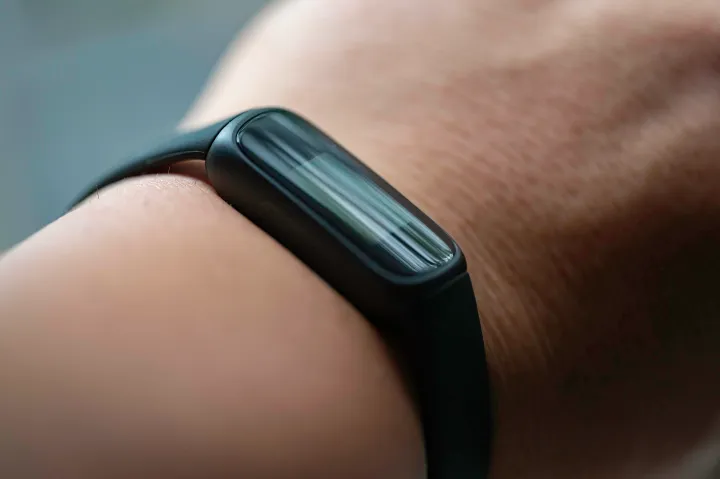 Fitbit Inspire 3 استفاده شده است.