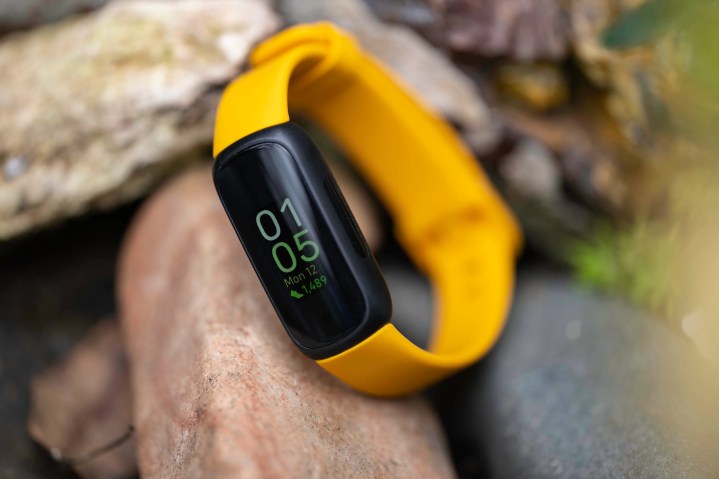 Le Fitbit Inspire 3 sur un rocher.