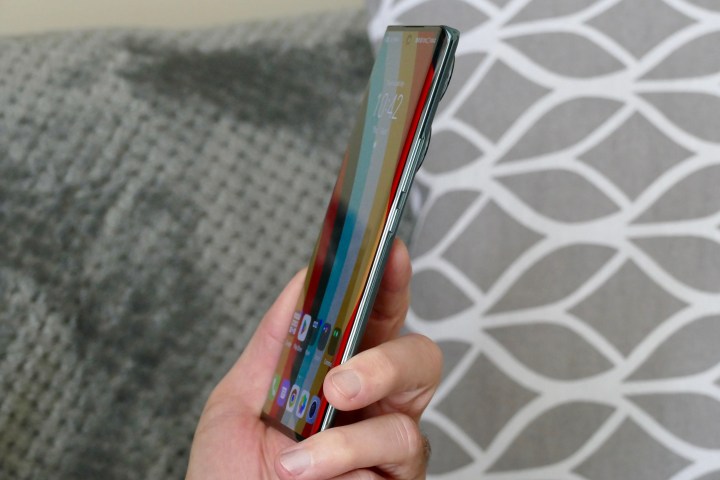 The side of the Honor 70, held in a man's hand.
